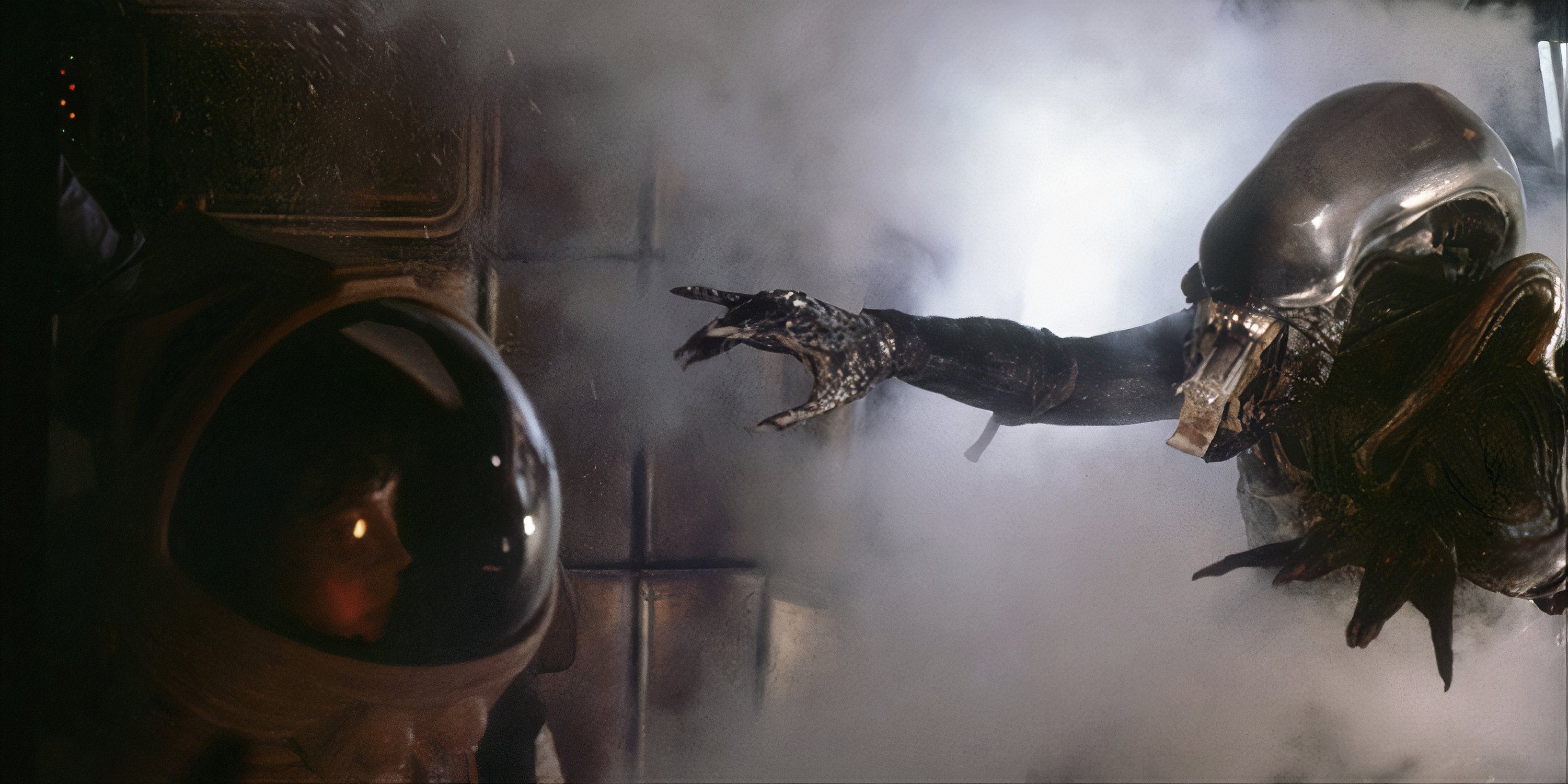 A xenomorph jumps out at Ellen Ripley (Sigourney Weaver) at the end of 'Alien'