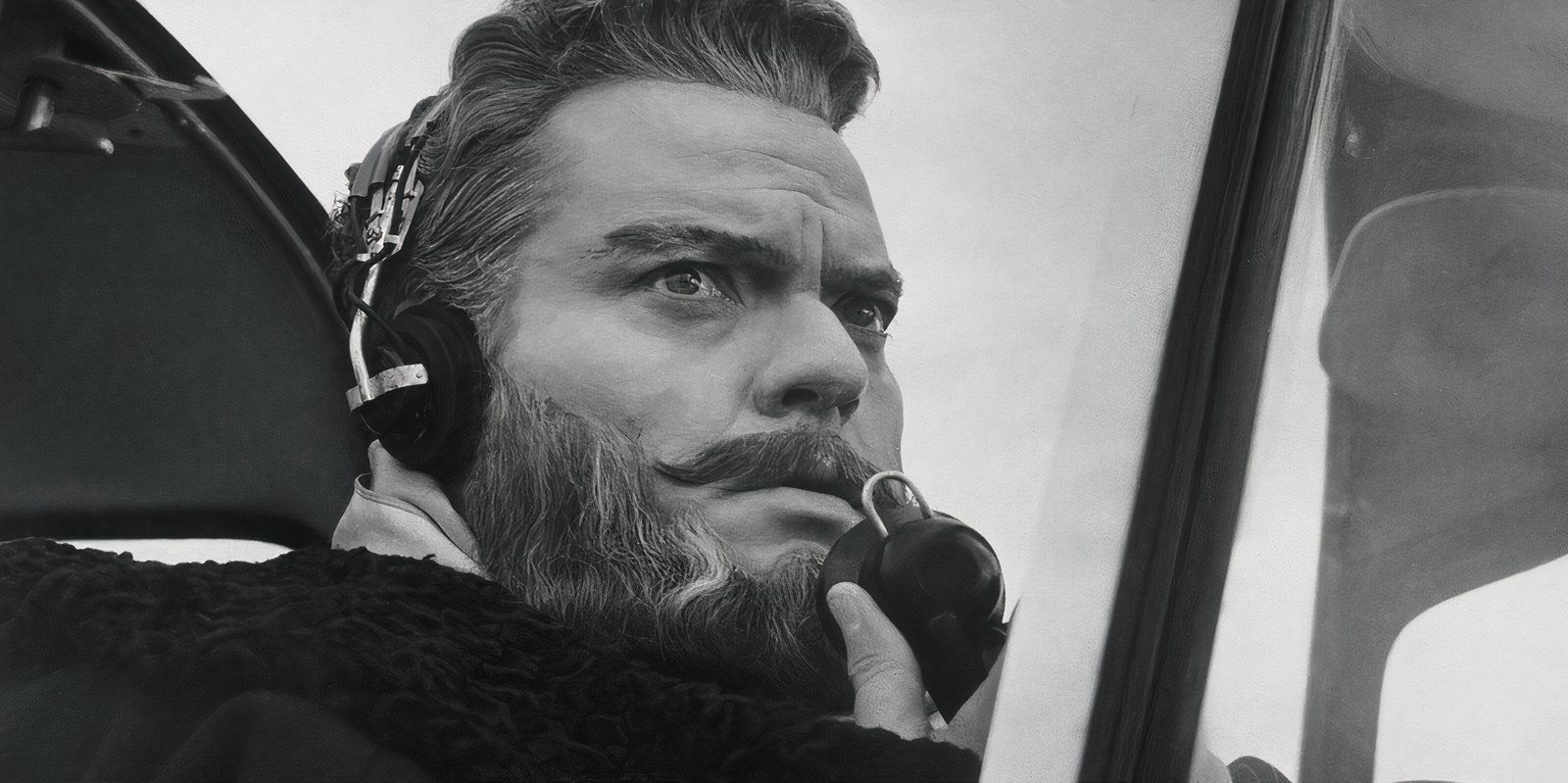 Orson Welles flies a plane in Mr. Arkadin