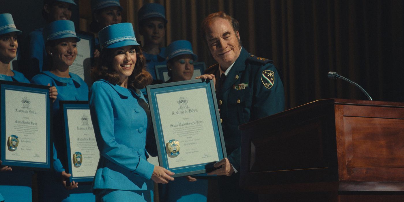 María acepta premio en Women in Blue