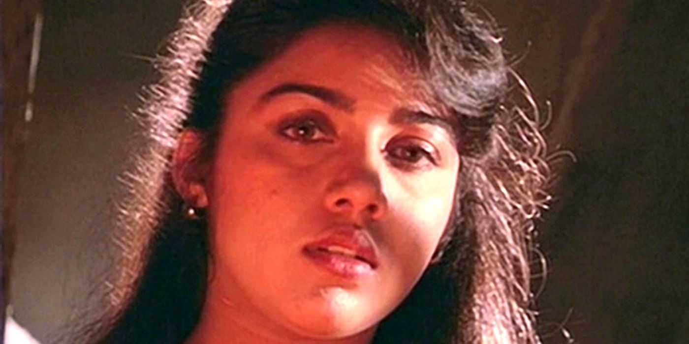 Revathy as Mini looking straight ahead in Raat