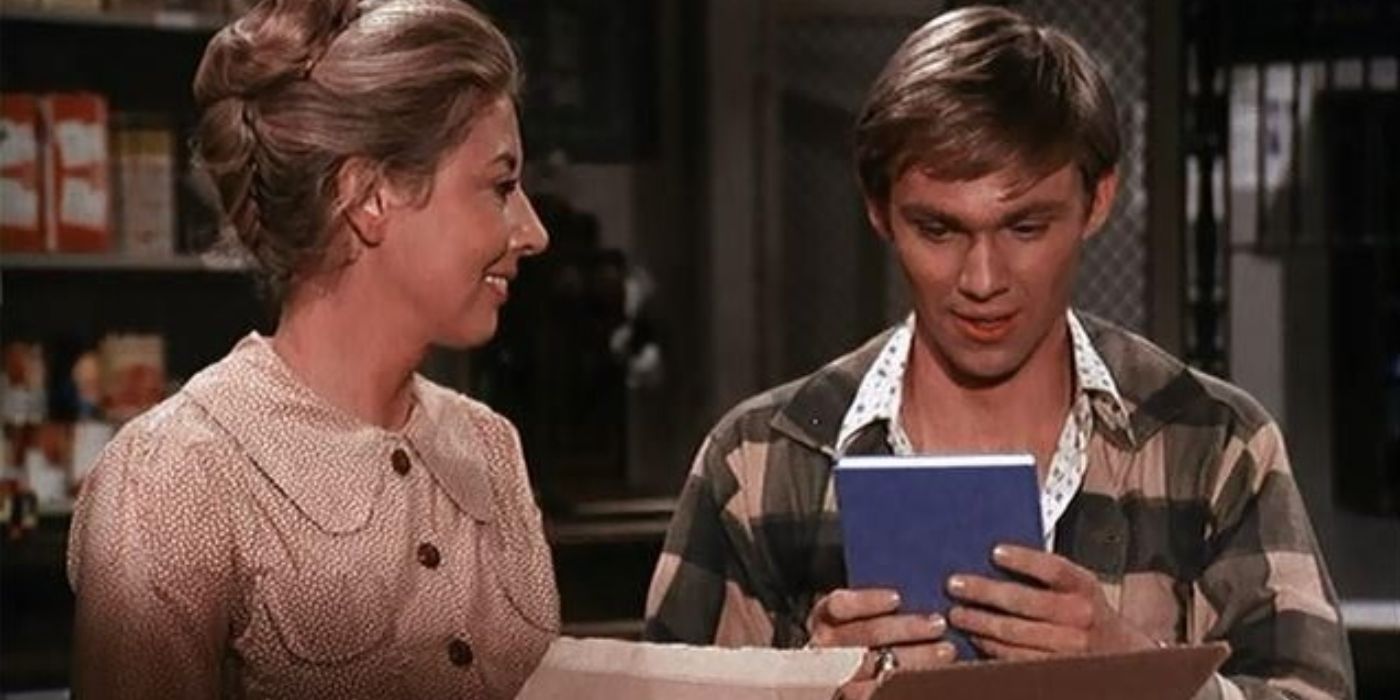 Richard Thomas as John-Boy holds a book while standing next to his mother in &lsquo;The Waltons&rsquo;.