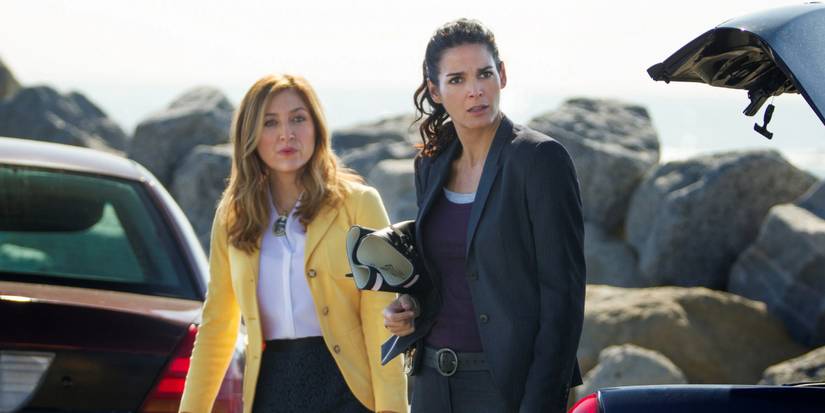 Jane Rizzoli (Angie Harmon) and Dr. Maura Isles (Sasha Alexander) stand by their cars in 'Rizzoli & Isles' (2010-2016).