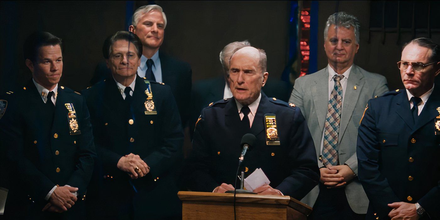 Robert Duvall ofrece una conferencia de prensa como el jefe de policía Albert Grusinski en We Own the Night