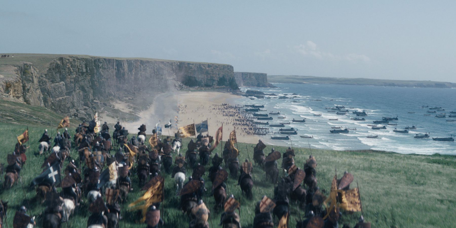 The English army approaches the Cliffs of Dover, where the invading French can be seen on the beach below in Robin Hood (2010).