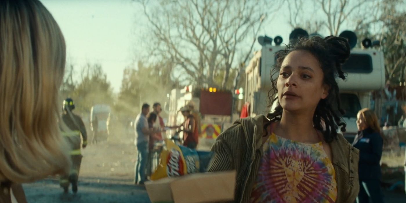 Sasha Lane as Lilly carrying a box and a bag of Fritos in Twisters.