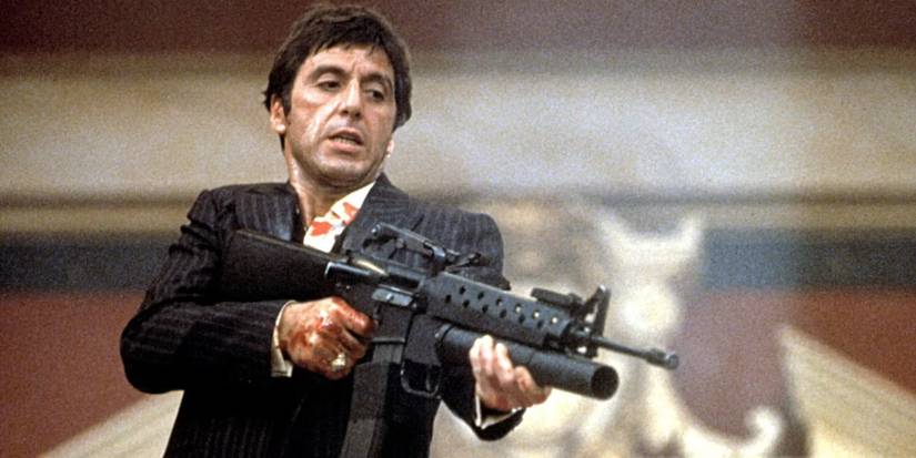 Al Pacino kā Tonijs Montana šauj šauteni “Scarface”.