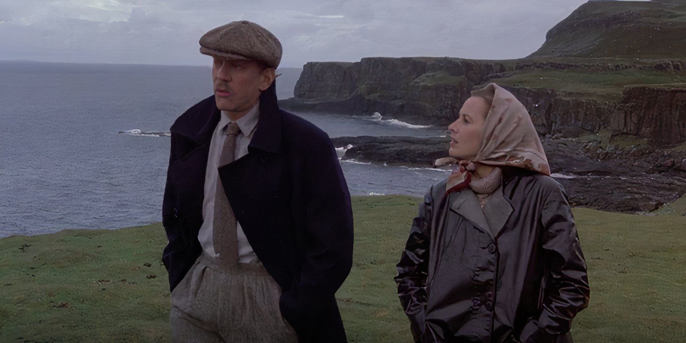 Donald Sutherland como Henry y Kate Nelligan como Lucy caminan juntos por la playa en Eye of the Needle (1981).