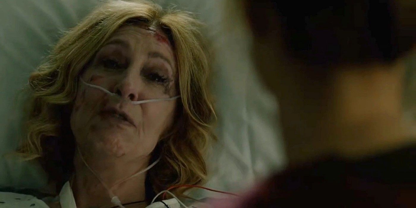 Sheryl (Christine Lahti) yace en una cama de hospital en el episodio 10 de la temporada 4 de “Evil”