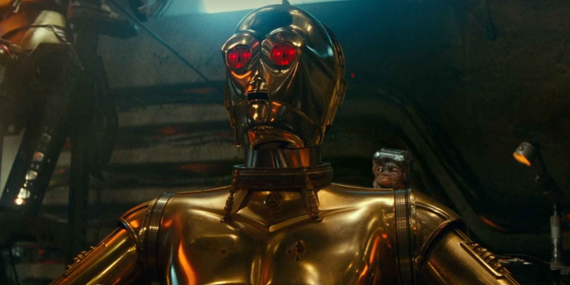 Los ojos de C-3PO brillan de color rojo en Star Wars: The Rise of Skywalker mientras Bab Frik está detrás de él.