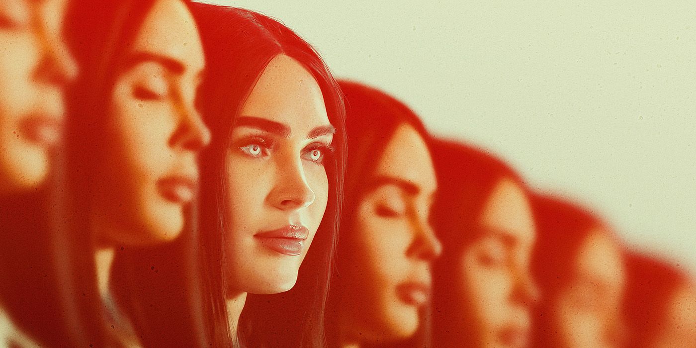 La fila de Megan Fox tiene los ojos cerrados, pero uno mira a lo lejos