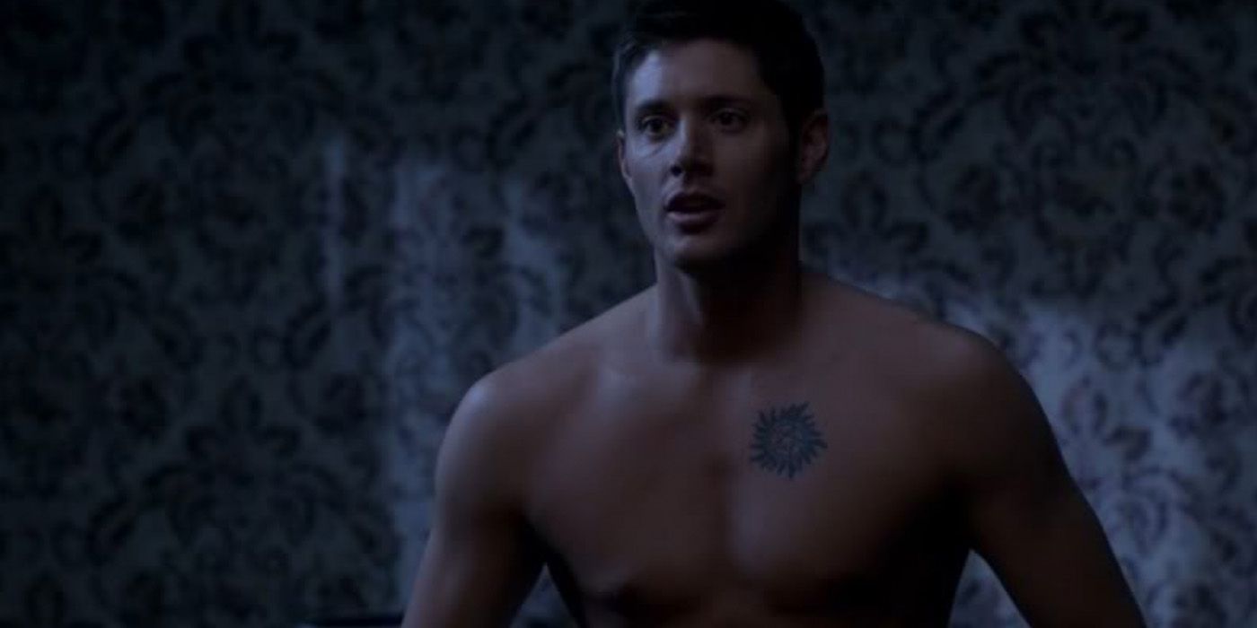 Jensen Ackles como Dean Winchester se quita la camisa en un episodio de Supernatural "cortar chicas."