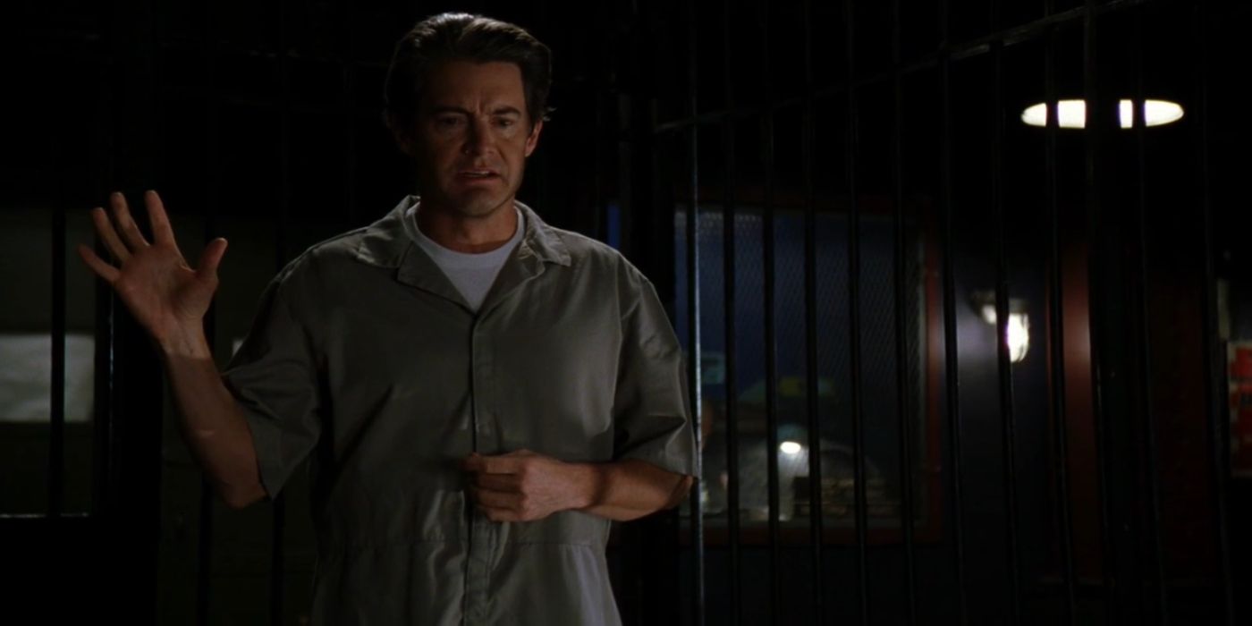 Kyle MacLachlan as Dr. Morton in SVU wearing a prison jumpsuit. 