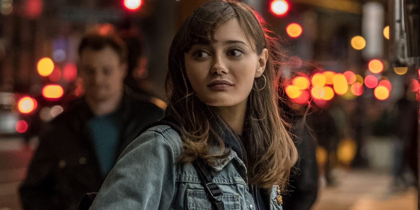 Ella Purnell's Tess walking in the city at night in Sweetbitter 