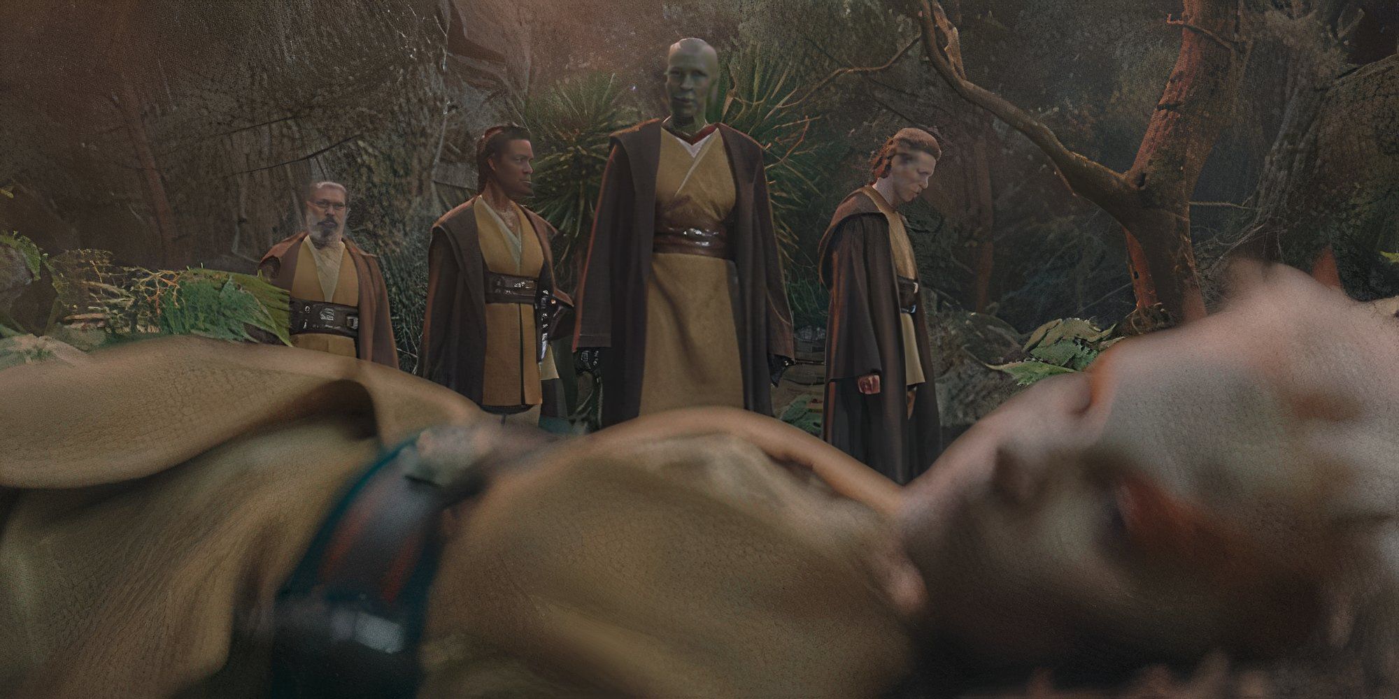 El Maestro Ruwo y otros tres Jedi miran fijamente a un Jecky muerto en el bosque de Cofar en el episodio 6 de The Acolyte.