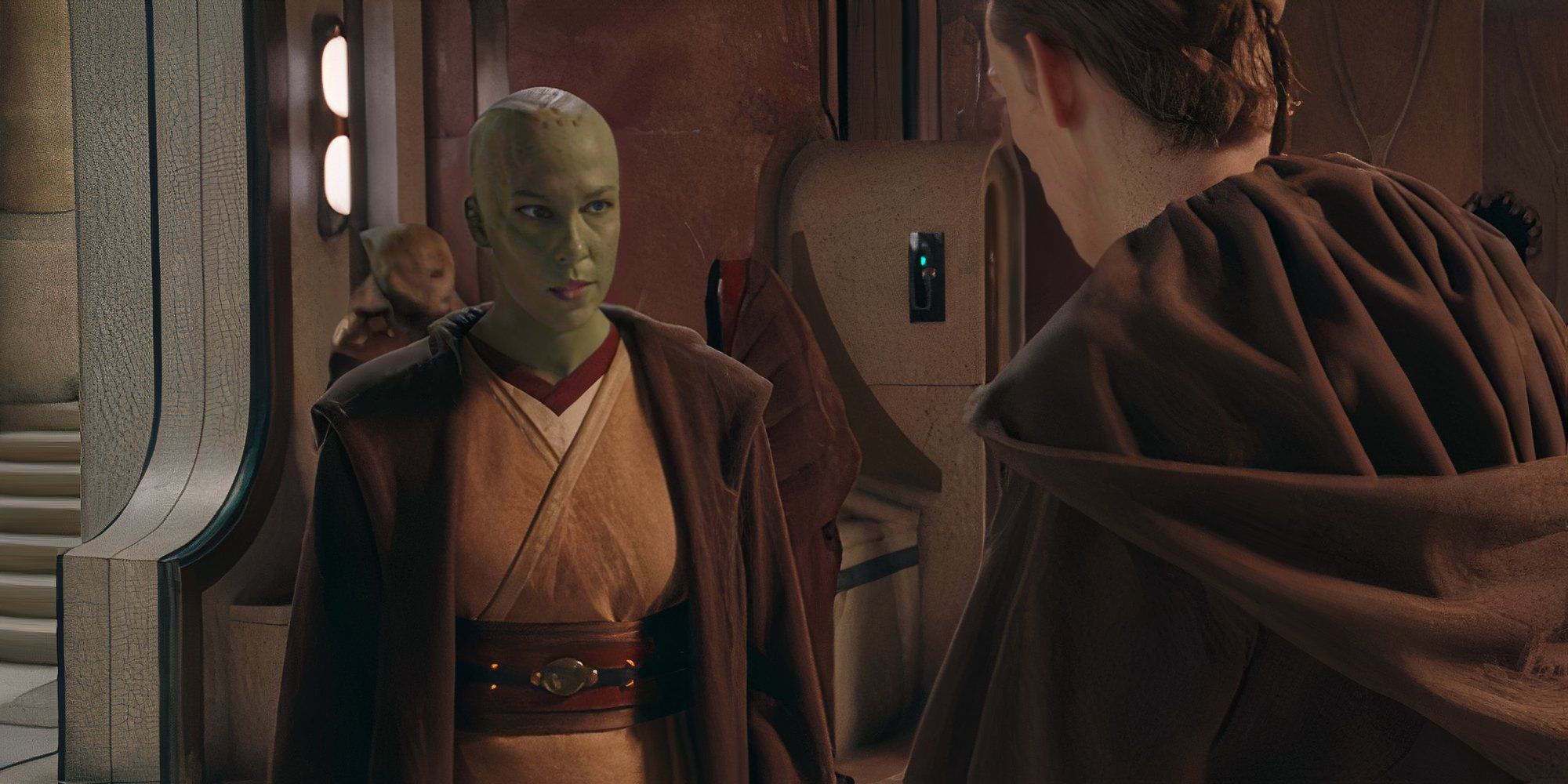 La maestra Vernestra Law mira fijamente a un Jedi con túnica en el episodio 6 de The Acolyte