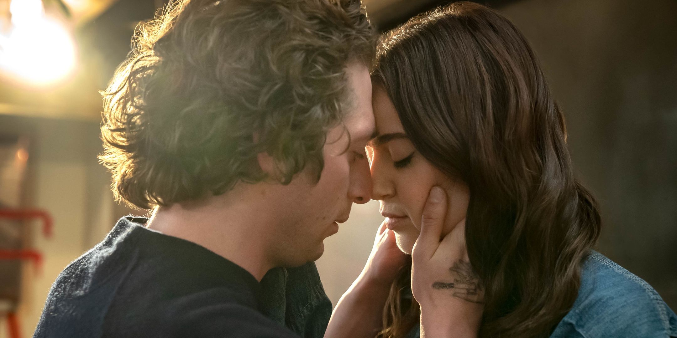 Jeremy Allen White como Carmy segurando Molly Gordon como Claire no urso.