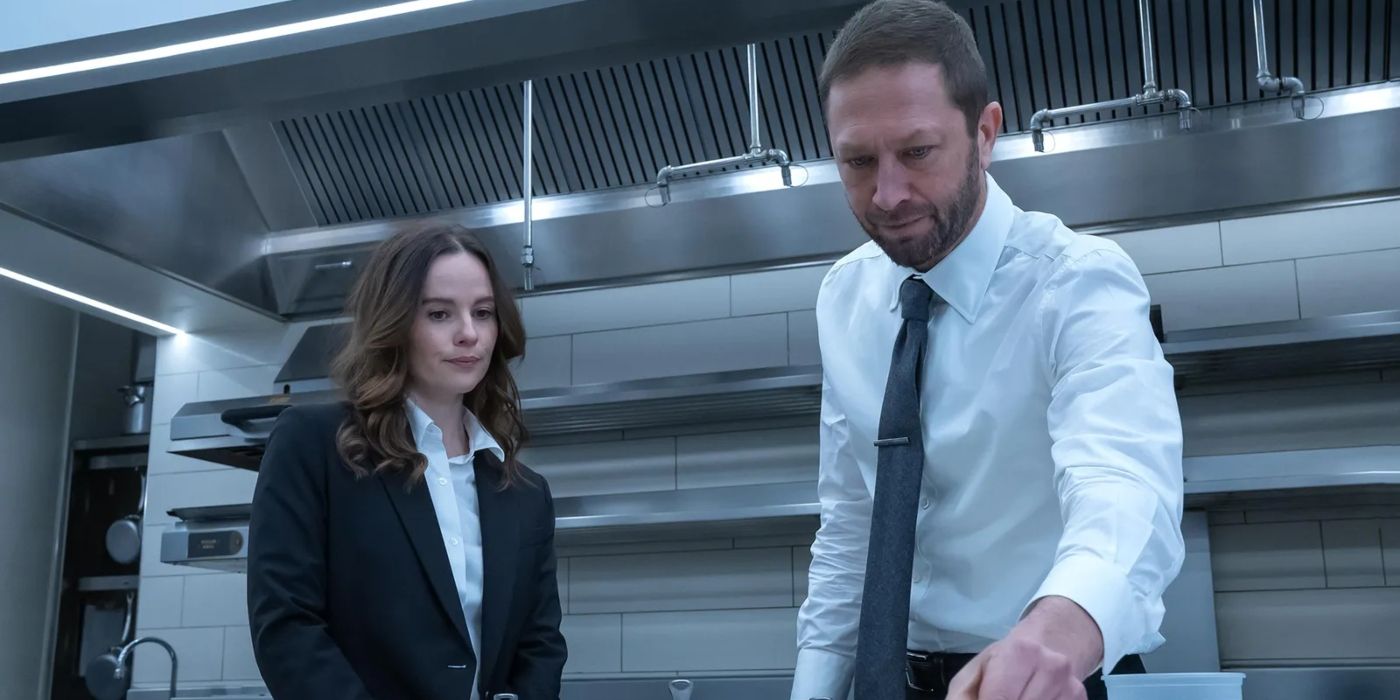 Jessica (Sarah Ramos) and Richie (Ebon Moss-Bachrach) in the kitchen in a scene of season 2 of 