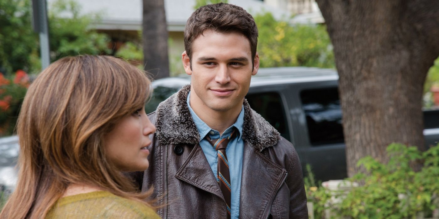 Ryan Guzman como Noah Sandborn mira fijamente a Jennifer Lopez como Claire Peterson en The Boy Next Door 