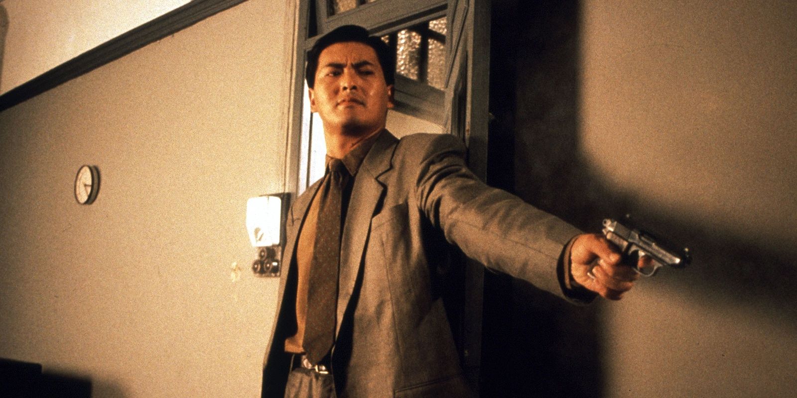 Chow Yun-fat apuntando con un arma en Killer (1989)