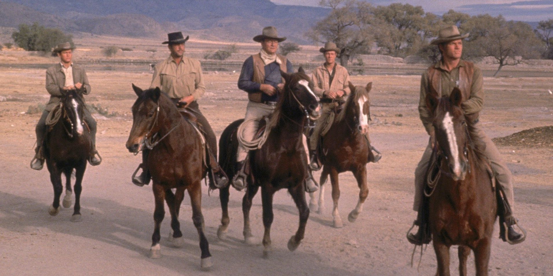 John Wayne, Dean Martin, Michael Anderson Jr., Earl Holliman y Jeremy Slate a caballo 