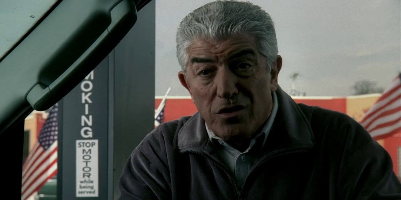 Phil Leotardo (Frank Vincent) se encuentra afuera de la ventanilla de su auto en el episodio final de Los Soprano.