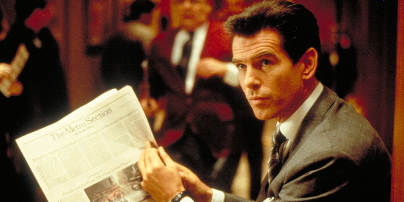 Pierce Brosnan como Thomas Crown lendo um novo papel no Thomas Crown Affair (1999)
