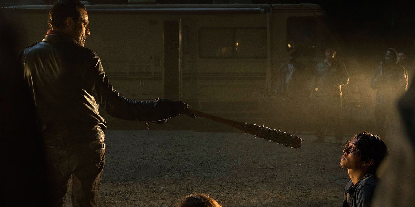 Negan apunta con un bate de béisbol a la cabeza de Glenn en The Walking Dead.