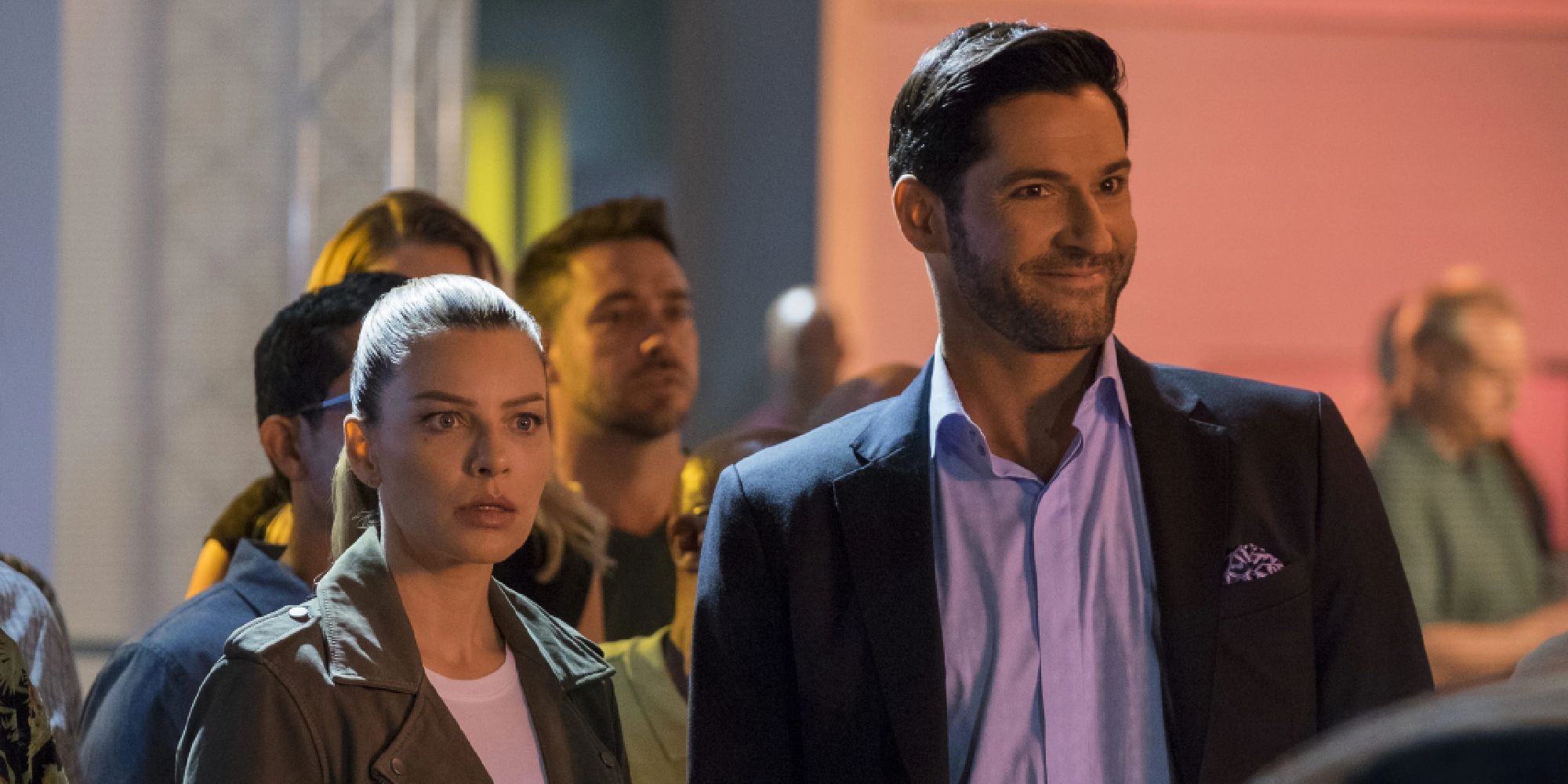 Tom Ellis as Lucifer Morningstar and Lauren German as Chloe Decker in Expire Erect on a crime scene in Lucifer.