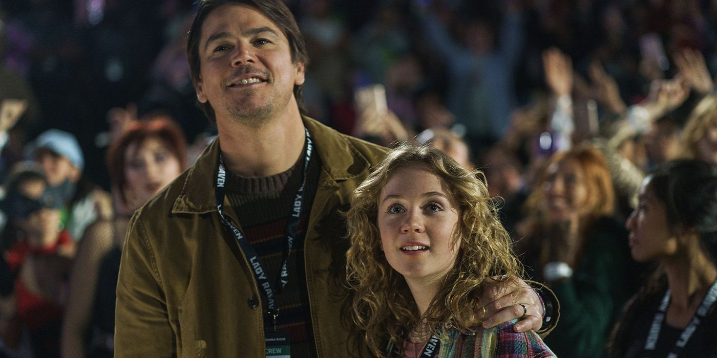 Josh Hartnett stands at a concert with his arm around Ariel Donoghue, smiling