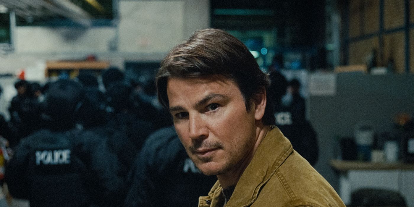 Close-up of Josh Hartnett raising an eyebrow in front of a crowd and looking slightly out of frame