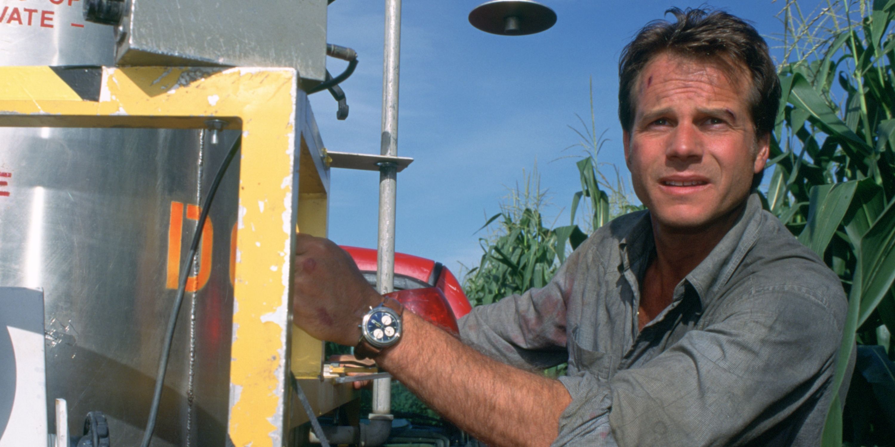 Bill Paxton as Bill hanging onto the side of a truck in Twister