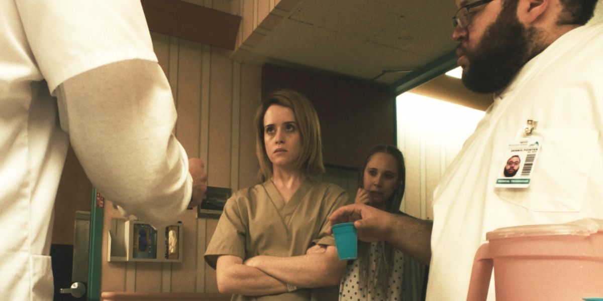 Claire Foy está del brazo de Juno Temple y Zach Cherry en Unsane.