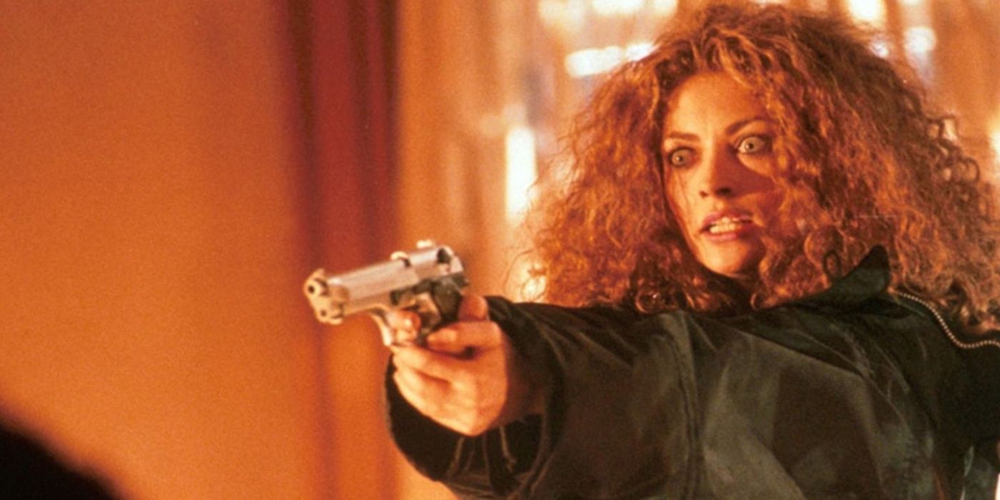 Rebecca Gayheart pointing a gun in Urban Legends