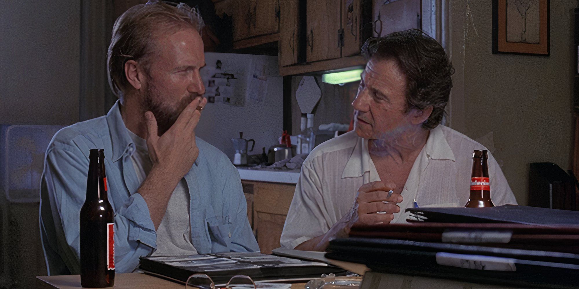 William Hurt sitting next to Harvey Keitel in Smoke (1995)