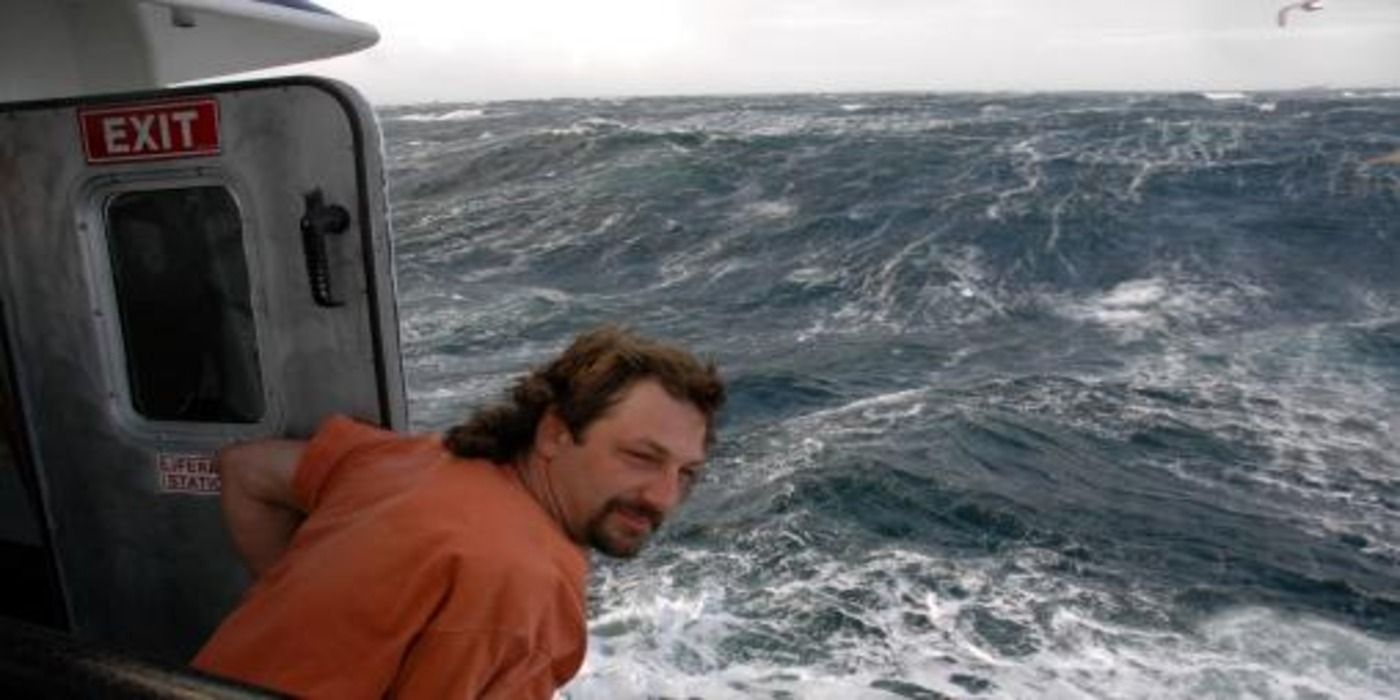 A rouge wave comes towards a ship in Deadliest Catch 