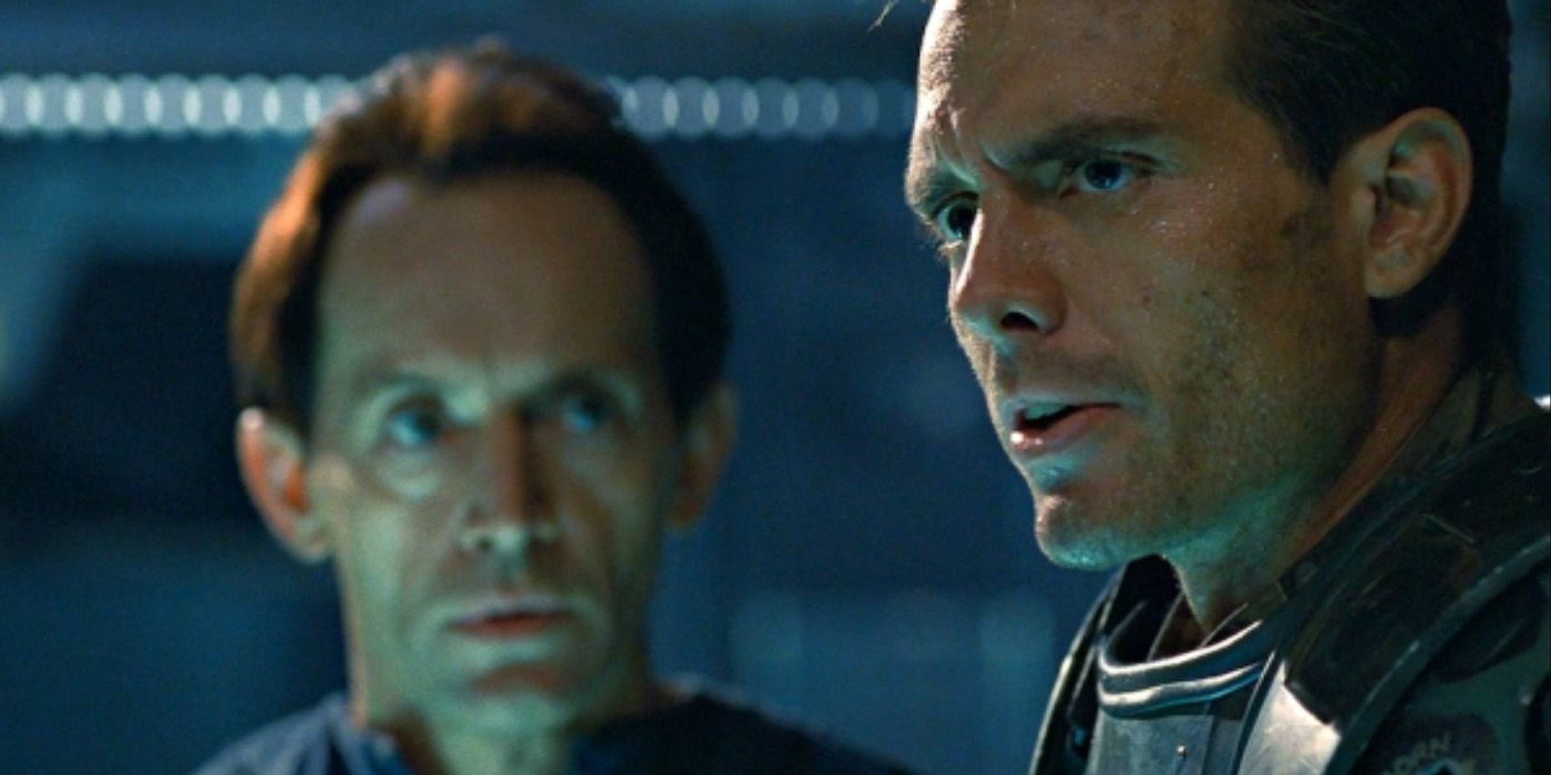 Bishop (Lance Henriksen) and Corporal Dwayne Hicks (Michael Biehn) working together in 'Aliens.'