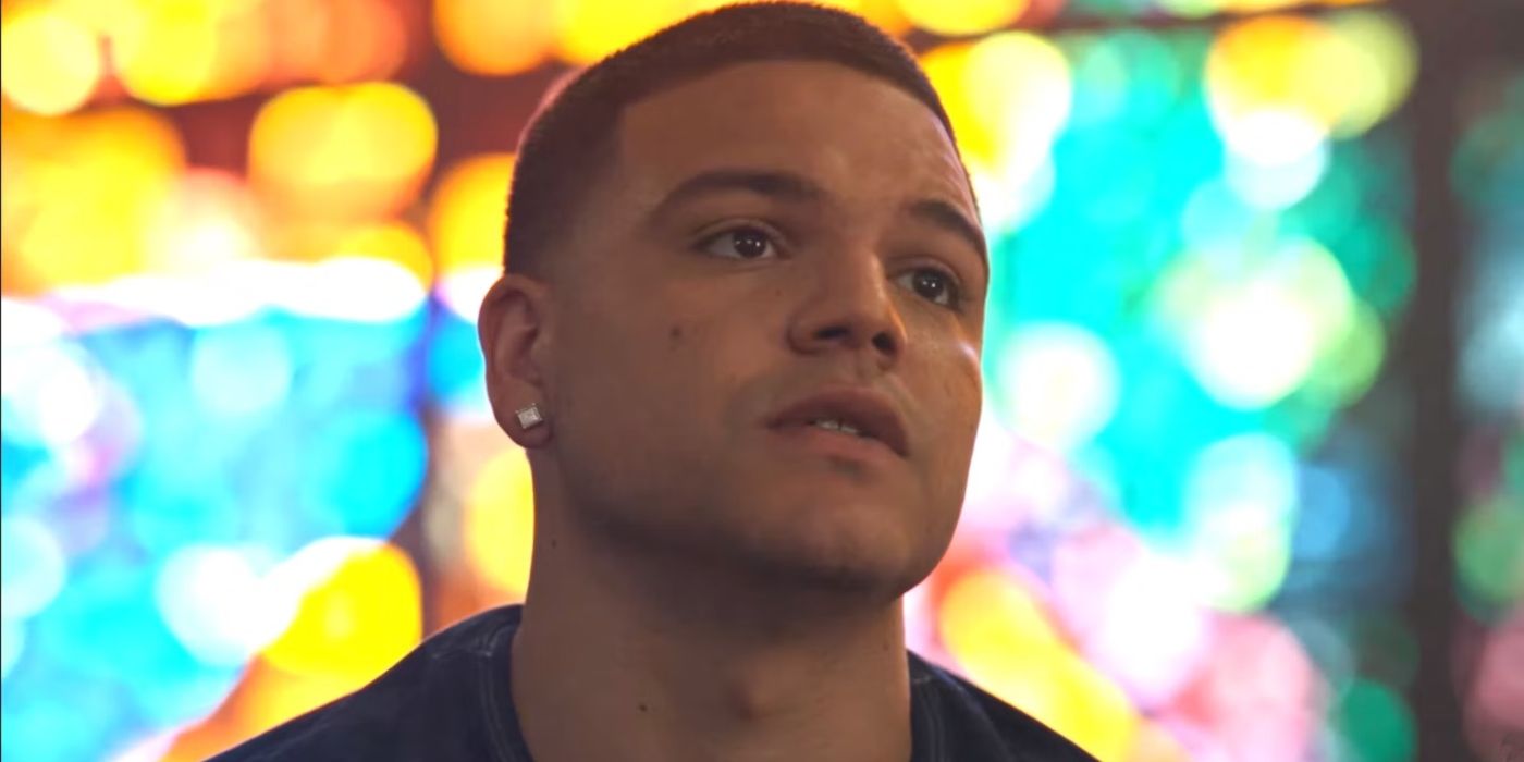 Aaron Hernandez (Josh Rivera) devant un vitrail dans une scène de « American Sports Story: Aaron Hernandez ».