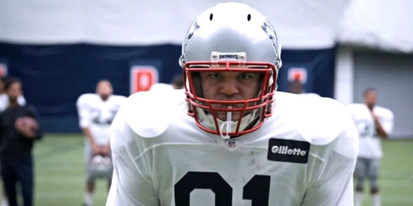 Aaron Hernandez (Josh Rivera) avec un casque et un uniforme de footballeur dans une scène de « American Sports Story : Aaron Hernandez ».