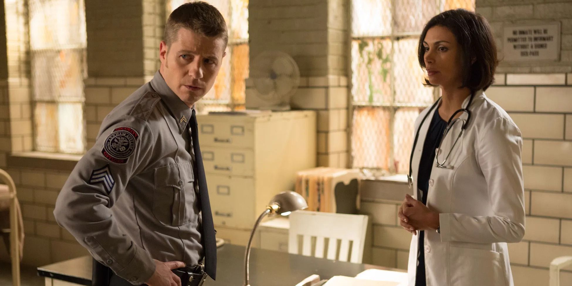 Gordon and Lee in a police station in 'Gotham'