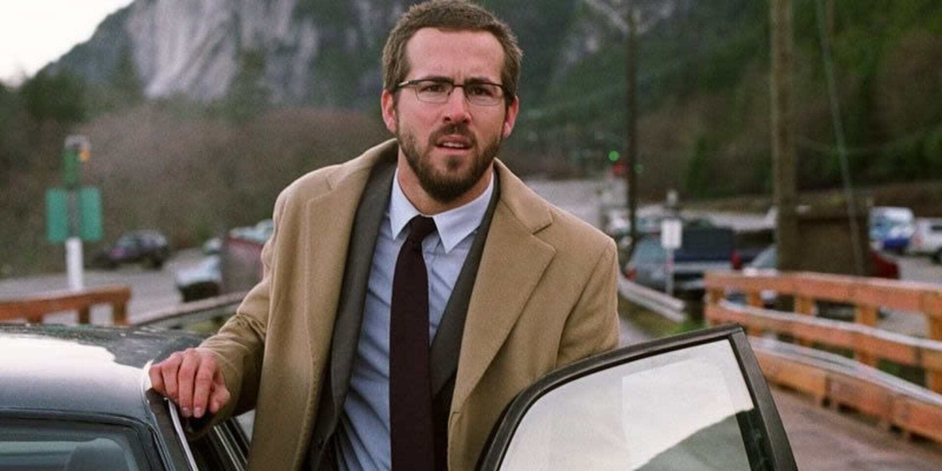 Ryan Reynolds as Frank Allen exiting his car in the middle of the road in 'Chaos Theory' (2008)