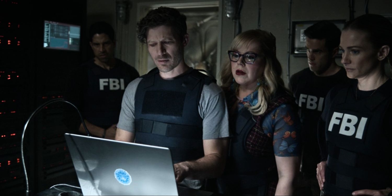 Zach Gilford trong vai Elias Voit đang xem Chocolate Thunder trên máy tính của Penelope Garcia do Kirsten Vangsness thủ vai trong Criminal Minds.