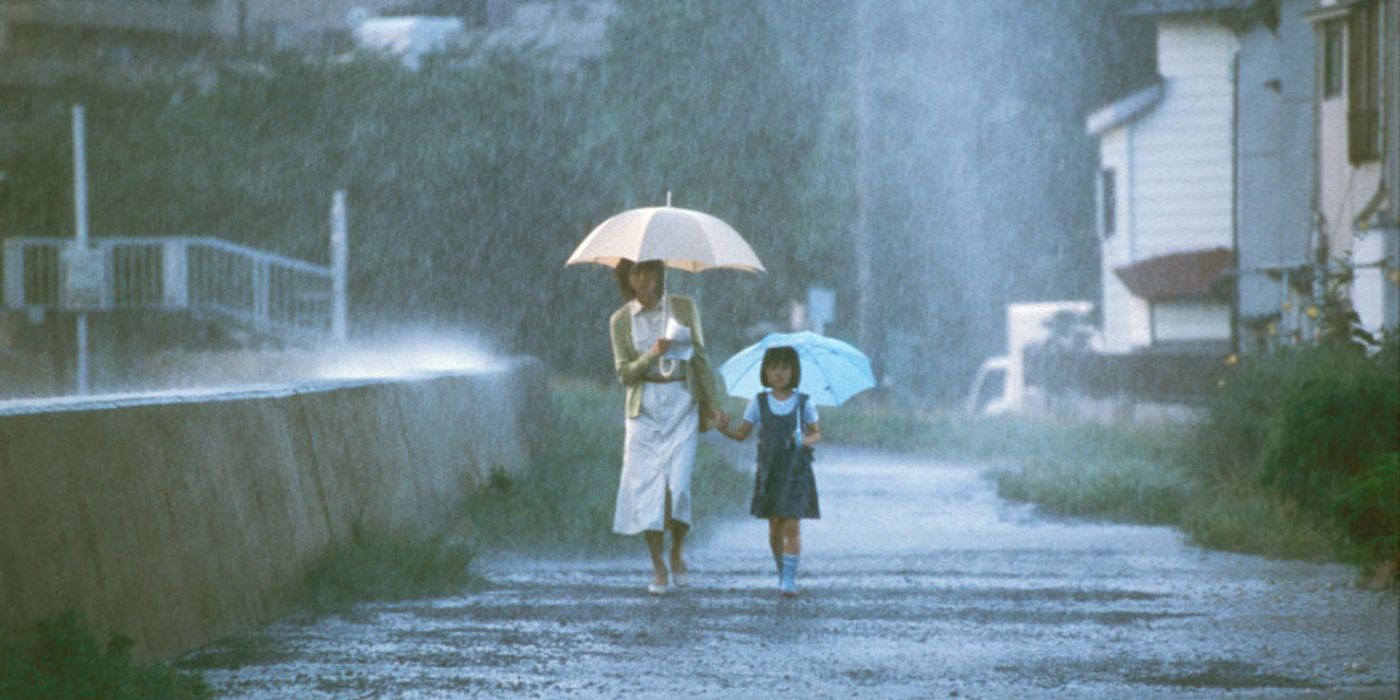 Hitomi Kuroki and Rio Kanno walking under the rain with umbrella in Dark Water