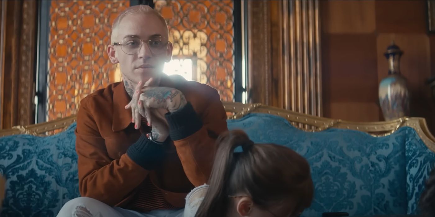 Blackbear sits on a couch in front of a little girl in the "Do re mi" music video 