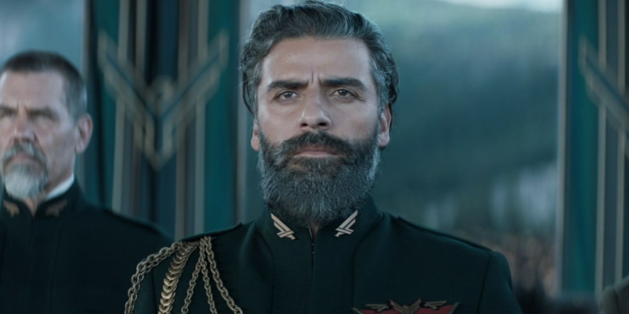 Oscar Isaac as Duke Leto wearing a soldier&rsquo;s uniform, standing at attention in Dune.
