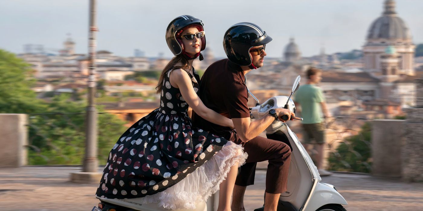 Lily Collins luce un vestido de lunares y se sienta en la parte trasera de una ciclomotor con Lucas Bravo