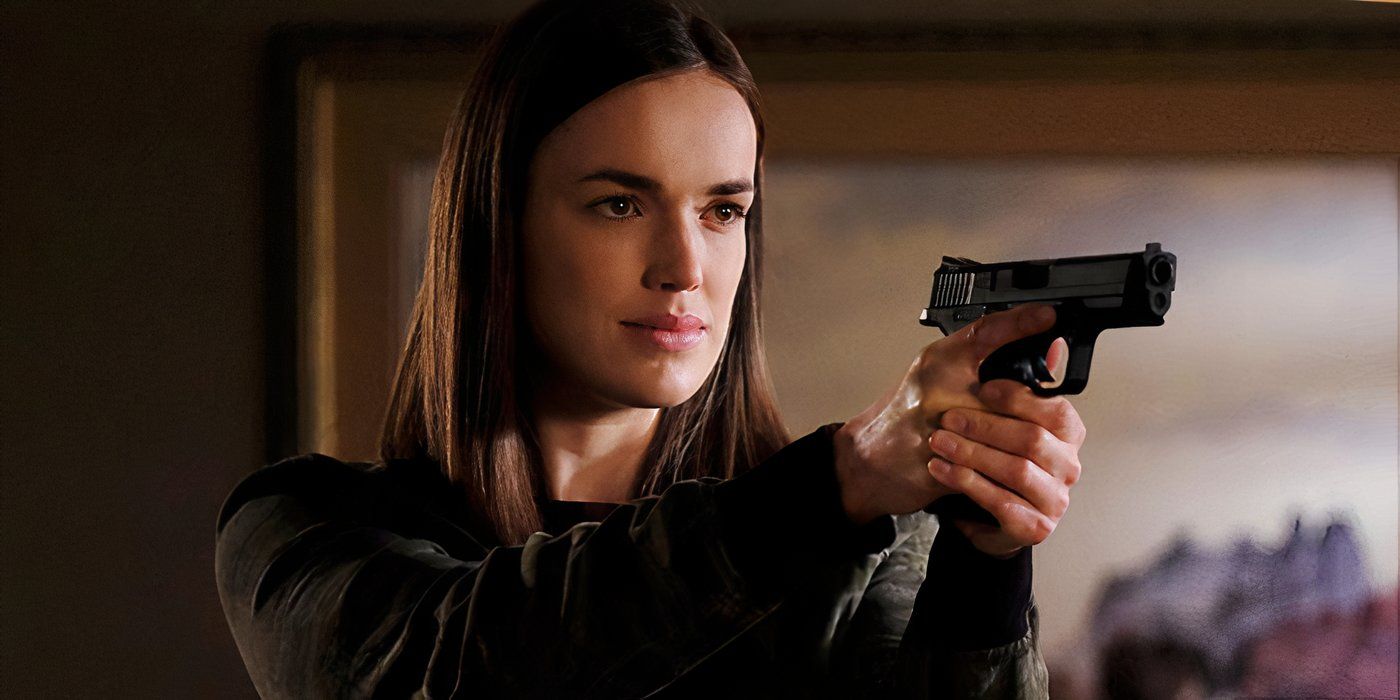 Elizabeth Henstridge as Simmons in Agents of S.H.I.E.L.D Season 4