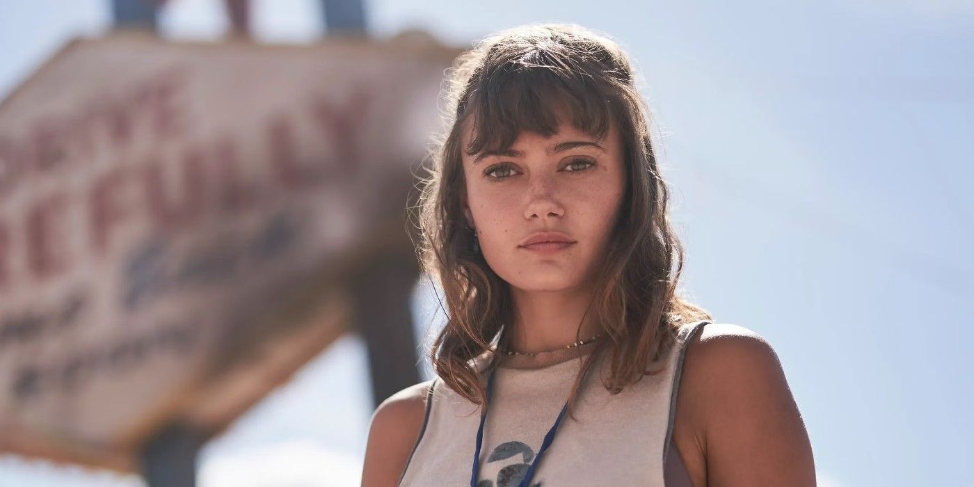 Ella Purnell as Kate Ward in Army of the Dead, standing on the outskirts of Las Vegas