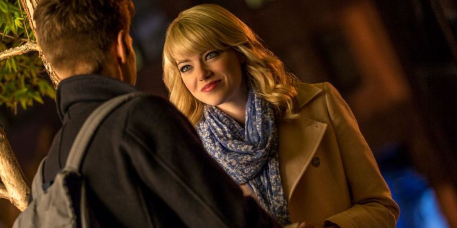 Gwen Stacy le sonríe a Peter Parker en The Amazing Spider-Man 2