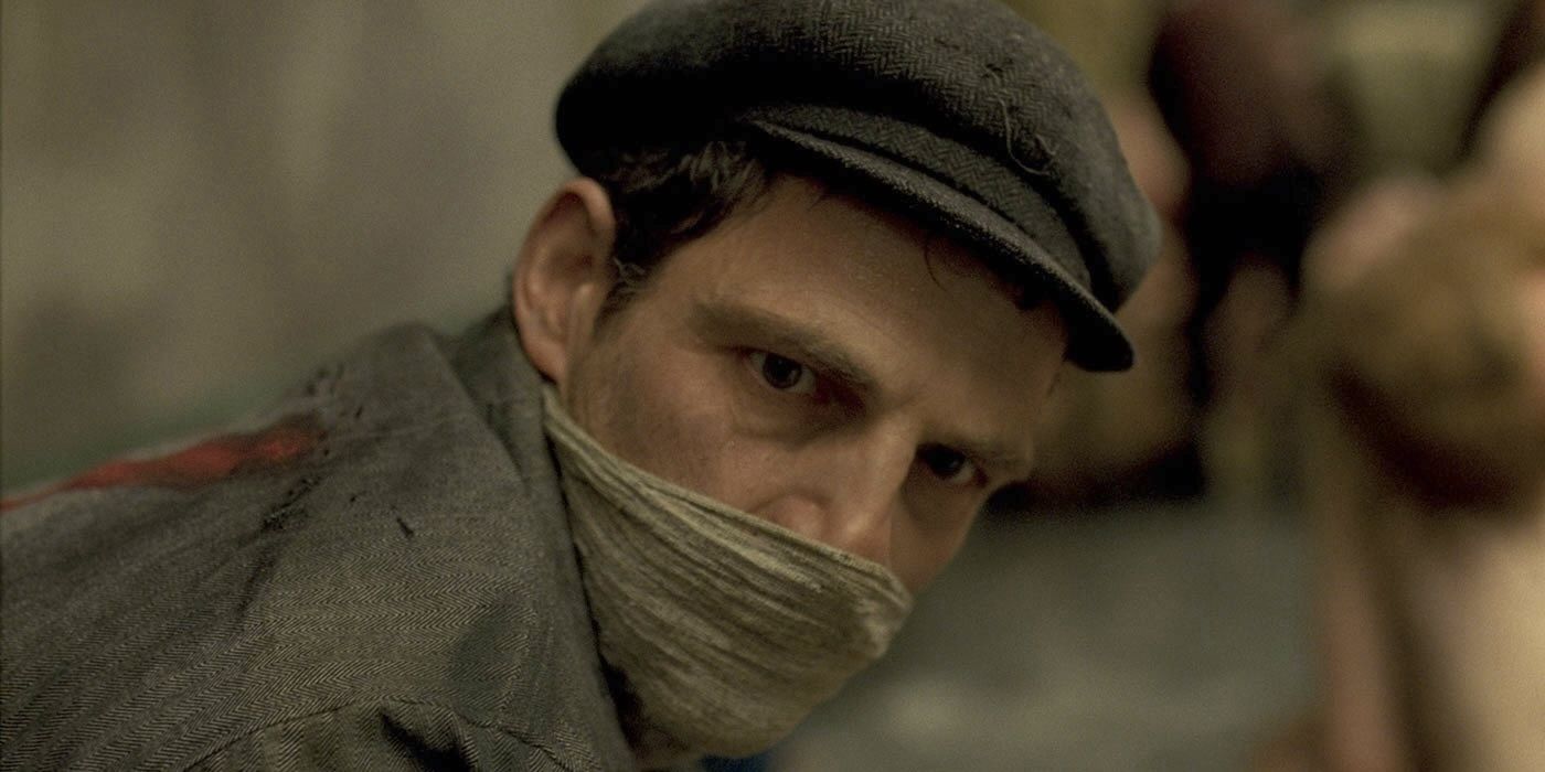 Géza R?hrig with a rag covering his mouth in Son of Saul