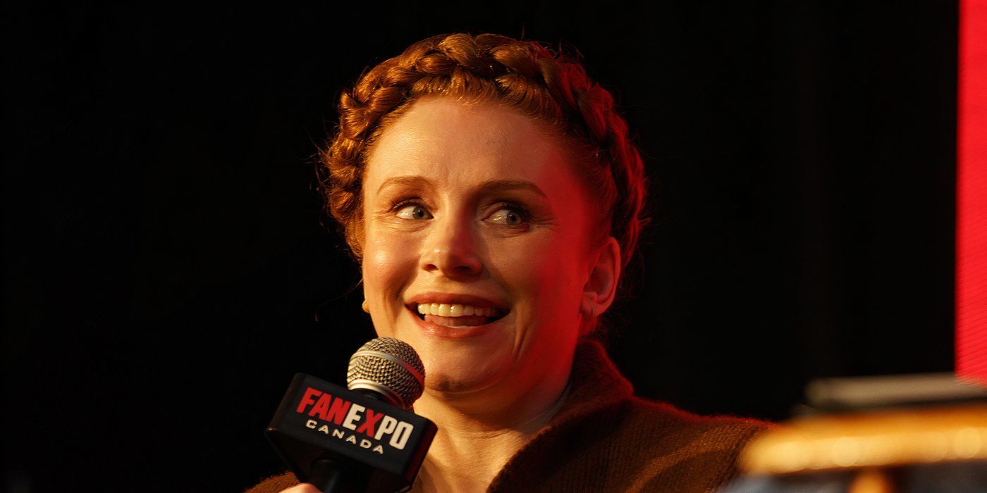 Bryce Dallas Howard holding a Fan Expo Canada microphone